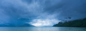 Schwere Wolken über dem Hardangerfjord, Vestland, Norwegen