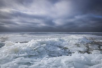 Kruiend ijs in de winter op het IJsselmeer. Als het IJsselmeer bevroren is en het gaat dooien breekt