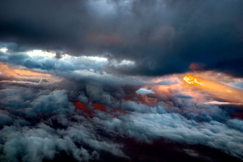 donkere wolk met zon van Fred Leeflang