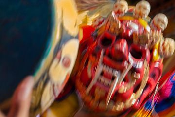 Dynamische weergave van rood masker tijdens dansfestival in Bhutan van Wout Kok