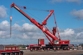 Grue télescopique mobile Demag AC 700 de Wagenborg. sur Jaap van den Berg