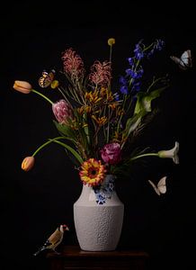 Stilleben mit farbenfrohen Blumen und einem modernen Twist von Beeldpracht by Maaike