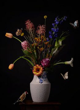 Nature morte avec des fleurs colorées et une touche de modernité sur Beeldpracht by Maaike