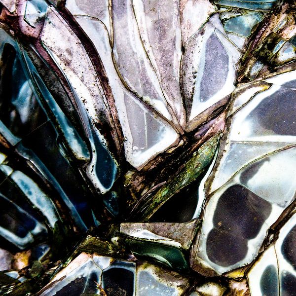 Broken Glass III van Rob van der Pijll