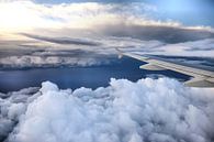 Aile d'avion au dessus des nuages par Inge van den Brande Aperçu