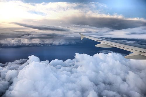 Vliegtuig vleugel boven de wolken