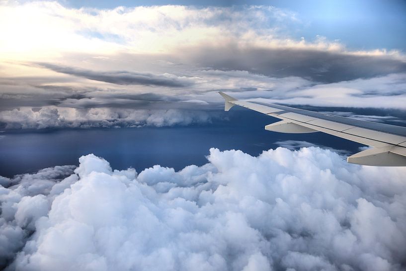 Vliegtuig vleugel boven de wolken van Inge van den Brande