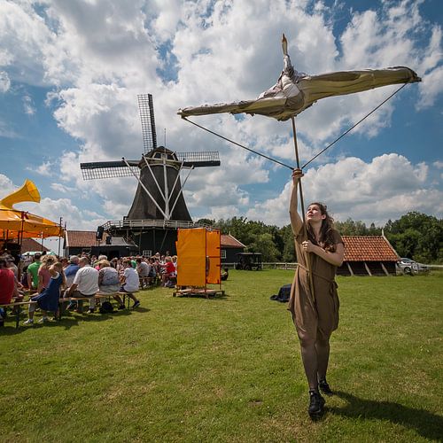 Vierkaant beeld van Bolwerksmolen bij Deventer tijdens een evenement