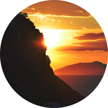 Zon achter de steile helling van een heuvel in Capri, Italië, bij zonsondergang