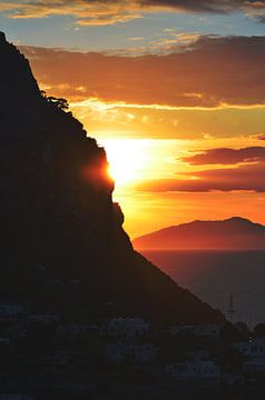 Sonne hinter dem steilen Hang eines Hügels in Capri, Italien, bei Sonnenuntergang von Carolina Reina
