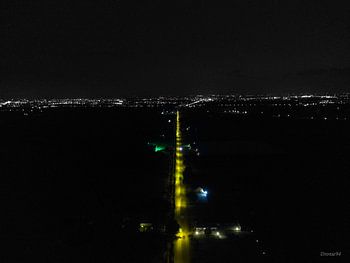 Vue nocturne d'une ville au loin.