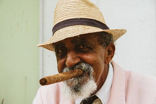 Porträt eines typischen alten Kubaners mit Zigarre