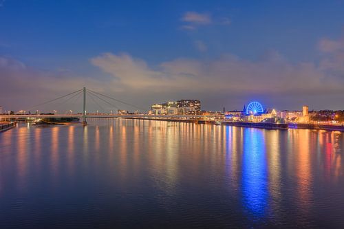Kölner Skyline mit Riesenrad am Abend von Michael Valjak