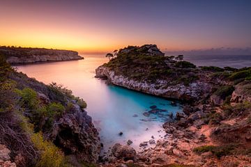 Bay Cala Moro op Mallorca kort voor zonsopgang. van Voss Fine Art Fotografie