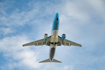 Een vliegtuig dat laag vliegt tijdens de landing van Andreas Völkel
