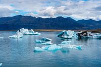IJsland, Jokulsarlon gletsjerlagune, ijsbergen en ijsbrok bij s