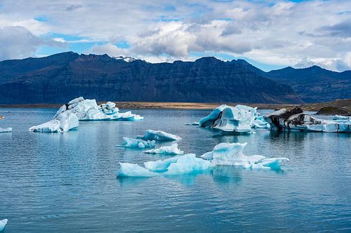 Iceland, Jokulsarlon Glacier Lagoon, icebergs and ice chunk at s