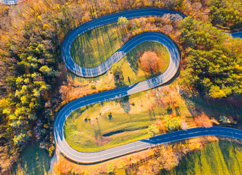 Kurvenreiche Straße den Berg hinauf