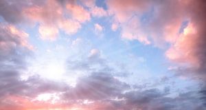 Abendhimmel mit Sonnenstrahlen
