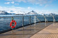 Pont de croisière avec vue sur les montagnes de l'Antarctique
