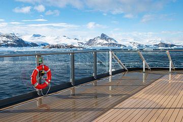 Cruisedek met Uitzicht op Antarctische Bergen van Nancy Pauwels Photo