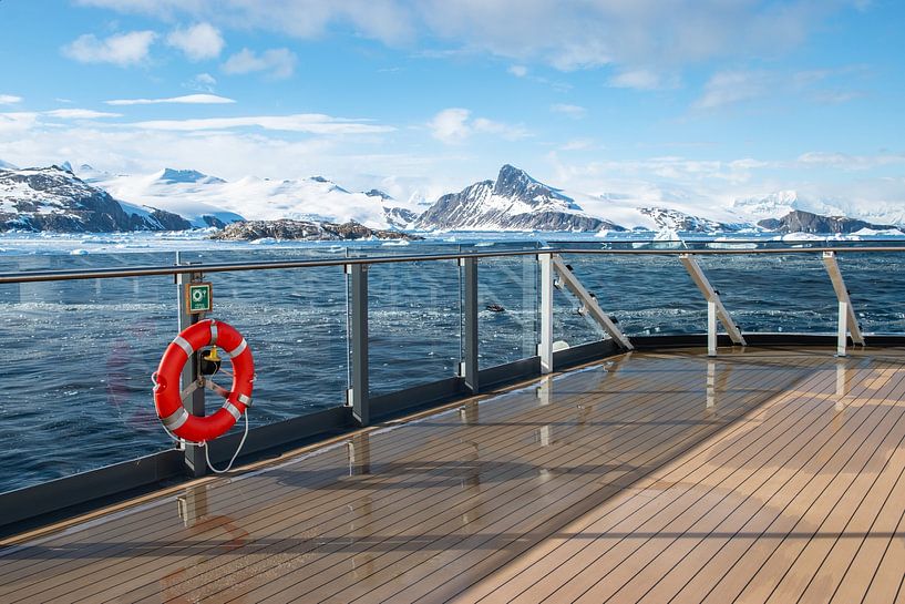 Kreuzfahrtdeck mit Blick auf die antarktischen Berge von Nancy Pauwels Photo