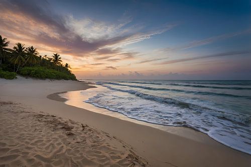 Prachtige zonsondergang aan rustig strand