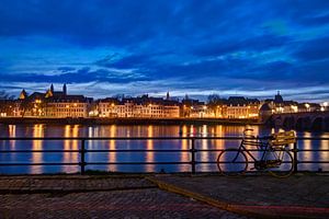 Maastricht - Maas bij avond vanaf Cöversplein van Maarten de Waard