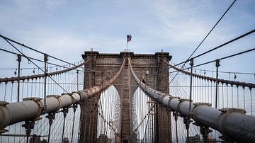 Spaziergang über die Brooklyn Bridge von Roy Poots