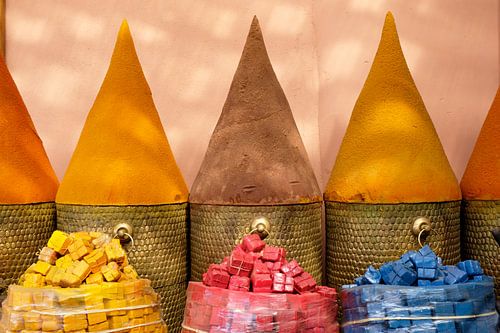 Bunte Farben in Kräuter in Marrakesch, Marokko