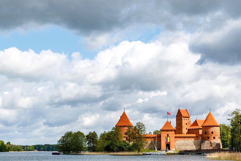 Vue du château de Trakai avec des nuages en Lituanie, Europe par WorldWidePhotoWeb