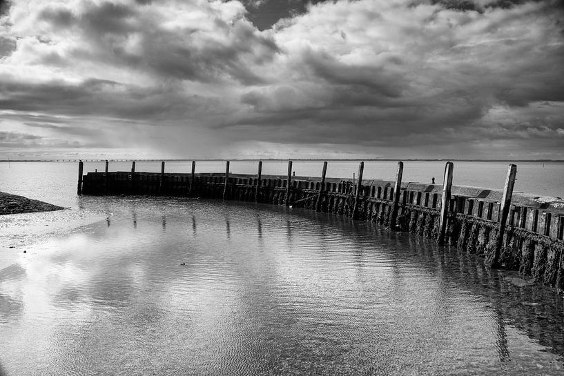 Malerischer kleiner Hafen an der Oosterschelde in Zeeland von Jan van der Vlies