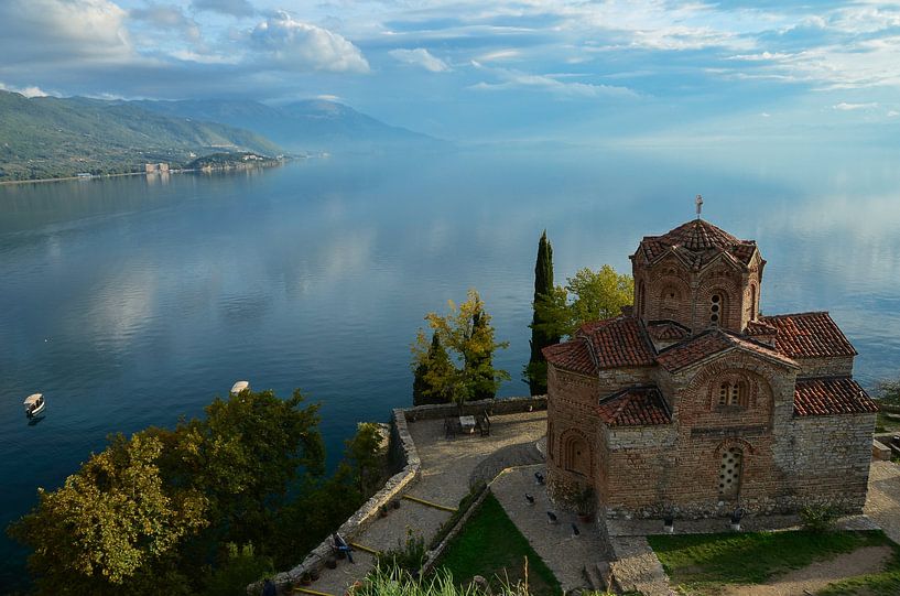 Ancient Church by lake Ohrid, Macedonia von Wilco Bos