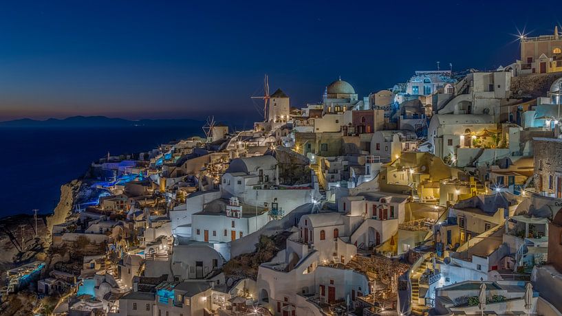 Santorin - Oia bei Nacht von Teun Ruijters