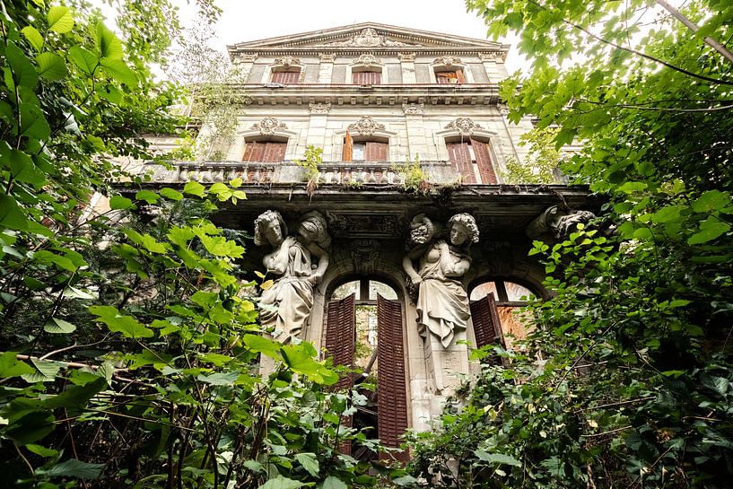 Les ruines enchantées d'un château par Times of Impermanence