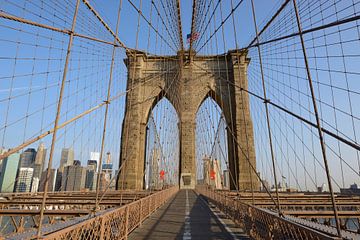 Brooklyn Bridge in New York am Morgen  von Merijn van der Vliet