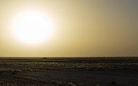 Zonneschijn in de Sahara tijdens een zandstorm van Lennart Verheuvel thumbnail