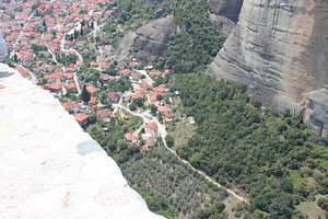 Meteora - Blick vom Kloster der heiligen Dreifaltigkeit runter nach Kalambaka