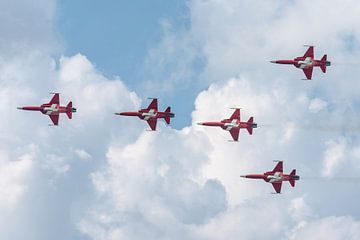 Die Patrouille de Suisse in Aktion. von Jaap van den Berg