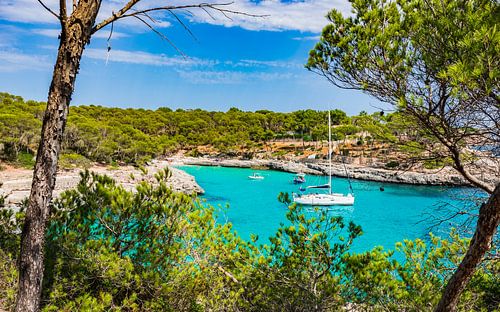 Baai met zeiljachtboten aan idyllische kust op eiland Mallorca, Spanje