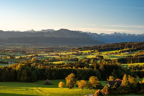 Uitzicht vanaf Mariaberg op de Grünten en de Allgäuer Alpen in de herfst