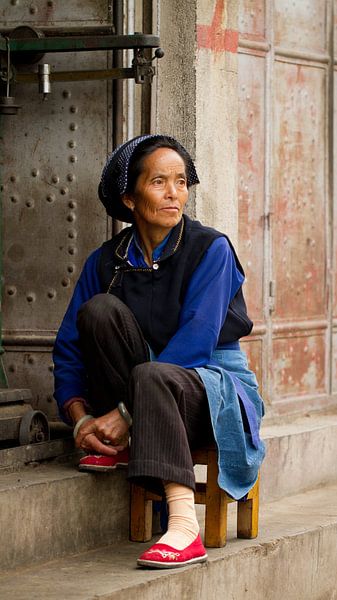 Vrouw in traditionele kleding van de Bai stam Dali China van Cindy Mulder