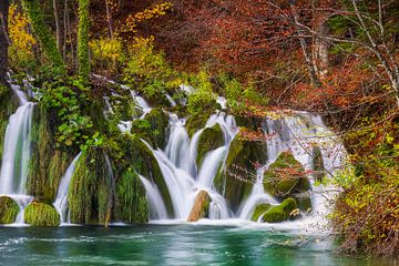 kleiner Wasserfall im bunten Wald