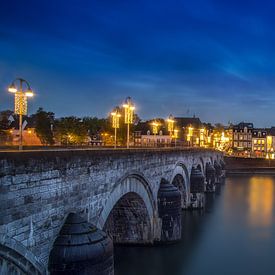 Blauwuur foto van de Sint Servaatbrug in Maastricht van Bart Ros
