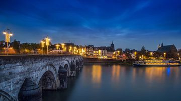 Blue hour photo of the Sint Servaatbrug in Maastricht by Bart Ros