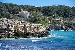 Küste an der Côte d'Azur nahe Sausset les Pins
