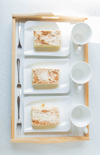 Sommerlicher, gekühlter Schmand Mandarinen Kuchen