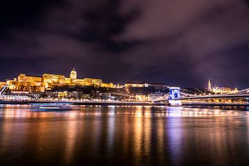 Budapest bei Nacht - Donau beleuchtet - Ungarn von John Ozguc