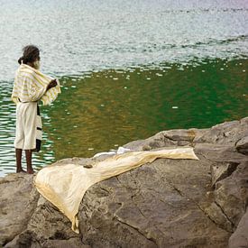 Indische man aan water met doek van Camille Van den Heuvel