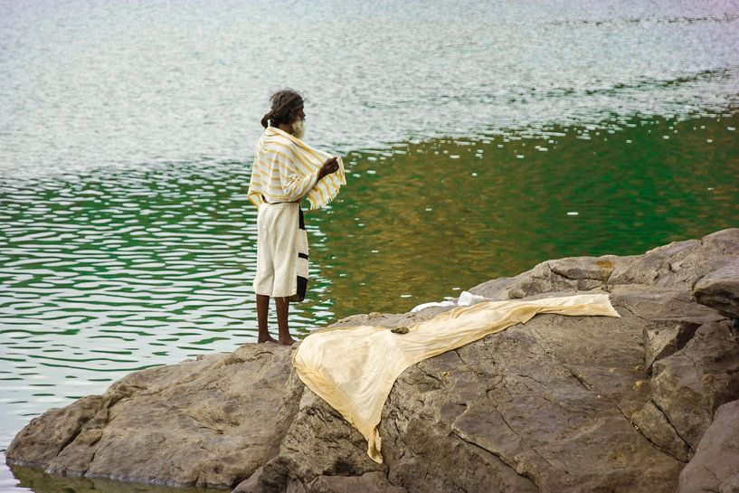 Indische man aan water met doek van Camille Van den Heuvel